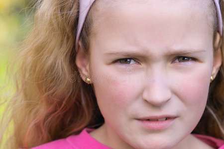 忧心忡忡的小姑娘照片