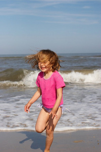 海滩上的小女孩