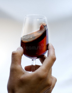 手拿红酒杯照片