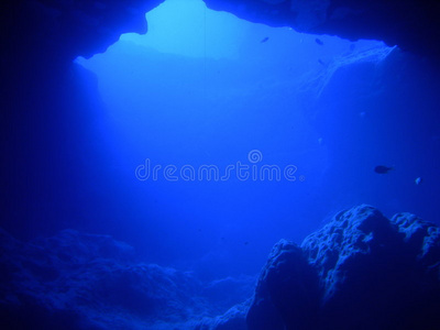 矢量图错觉的球掉进一个洞通过在白皮书中洞偷窥的夫妻下洞的风景黑洞