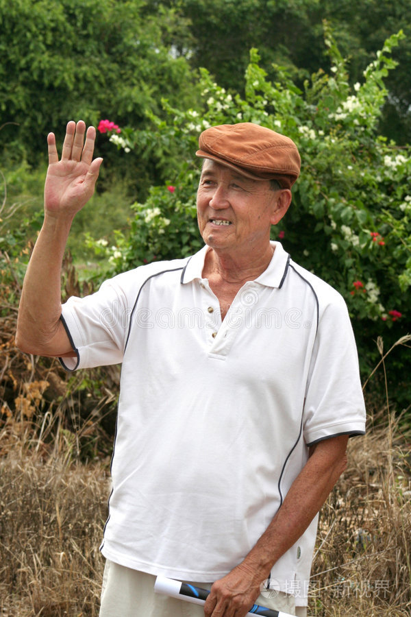 挥手的老人