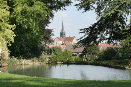 乡村池塘和教堂