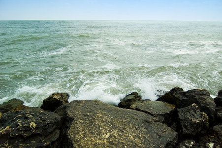 海浪拍打海岸线上的岩石。