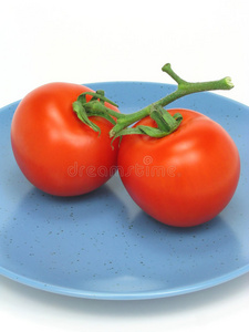 两个红番茄