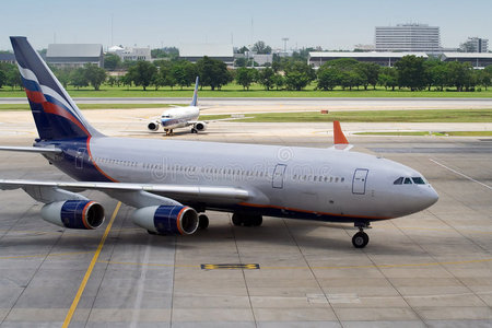 2架飞机停放照片