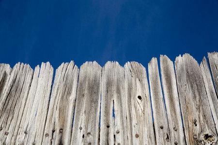 古老的木栅栏和明亮的蓝天