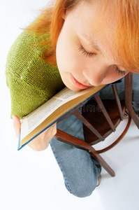 小女孩读了关于白色的书照片