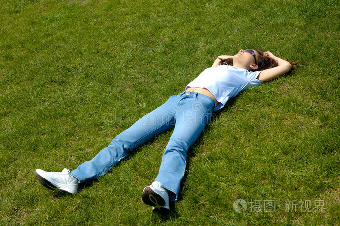 女孩躺在草地上夏日自然放松