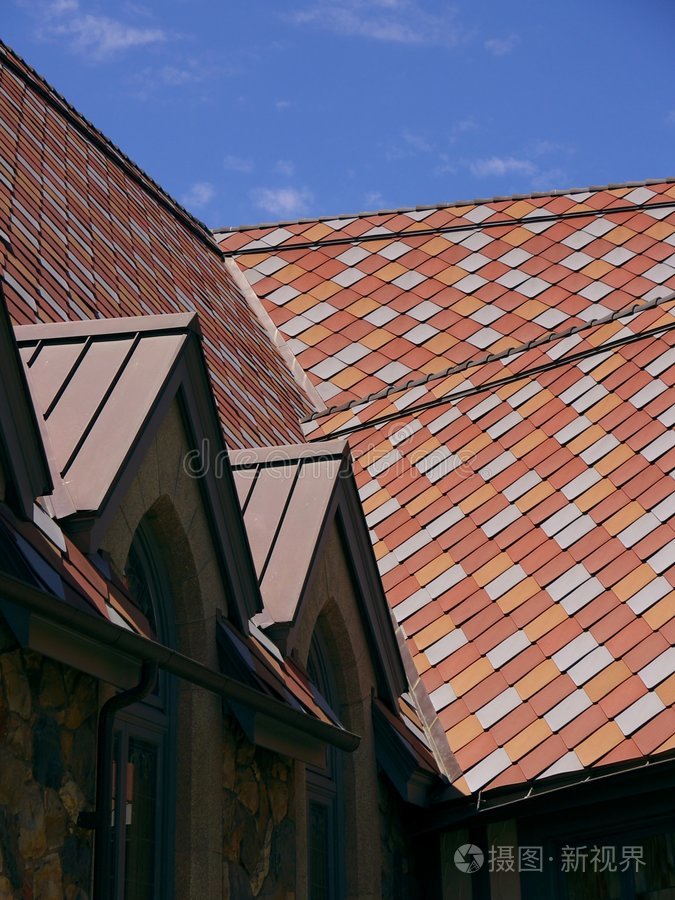 屋顶上粉红色和红色的瓦片照片-正版商用图片0gxr45-摄图新视界