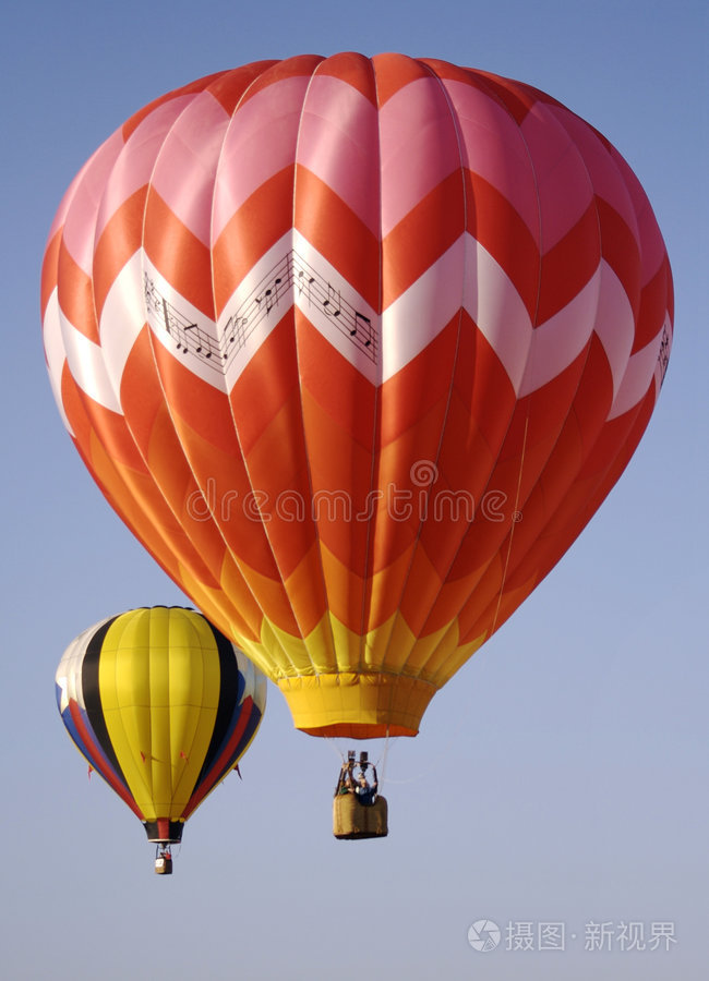 两个色彩鲜艳的热气球