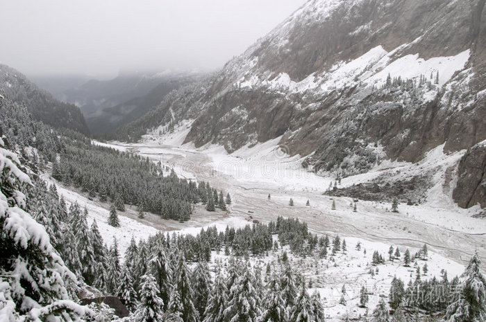 白云石山初秋雪