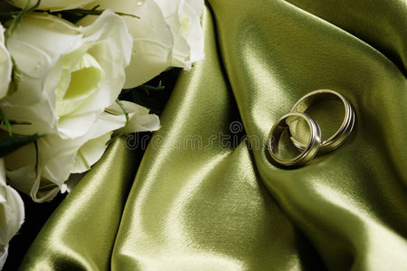 绿绸缎婚戒