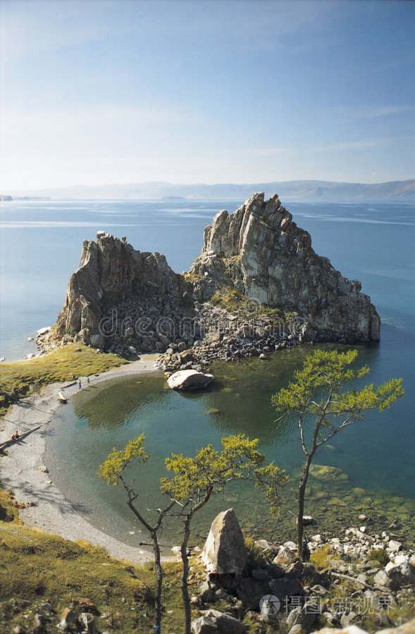 山脉的夏季景观奥尔孔岛海岸码头峡湾奥尔孔岛贝加尔野生小径奥尔孔岛