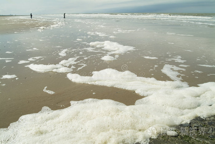 暴风雨过后海滩上的海底泡沫
