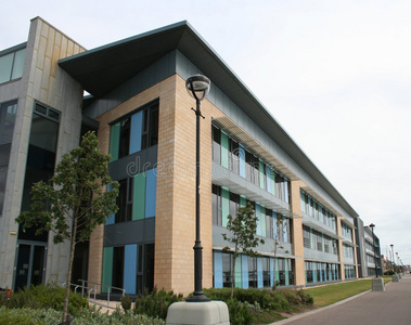 低层的逆流低层办公楼照片