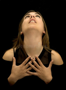 双手放在胸前照片