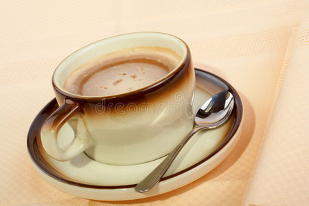用勺子特写一杯咖啡