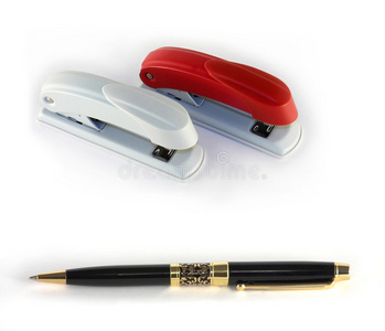 金黑色钢笔和两个订书机