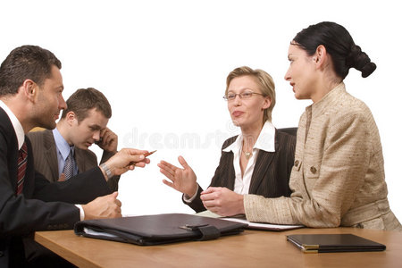 一群商务人士,在办公桌上谈判照片
