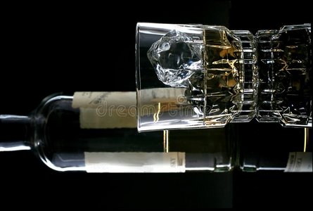 威士忌瓶和玻璃杯