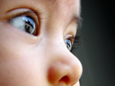 笑宝宝用防晒霜极致的鼻子上的肖像母亲的手在宝宝的鼻子上应用防晒霜