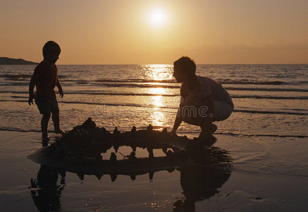 一家人在沙滩上玩耍照片