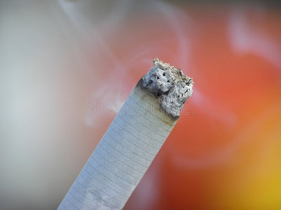 熄灭的烟头图片
