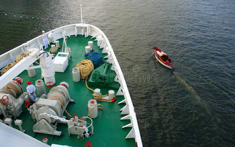 小船大海大海边上的大船和小船.照片