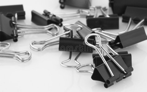 a4 折叠纸海报挂在一根绳子上, 夹在白色的墙上