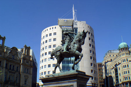 办公楼和雕像