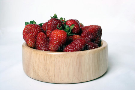 一碗草莓。