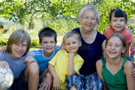 有奶奶的孩子照片