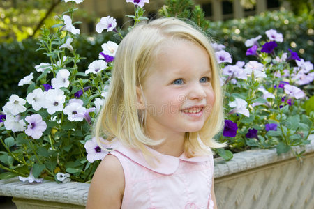 幸福的小女孩在一盆三色堇前图片
