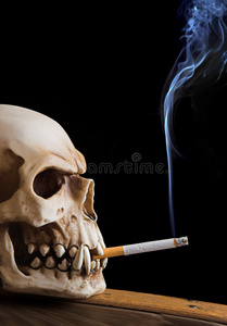 鬼节骷髅冒烟的骷髅头照片