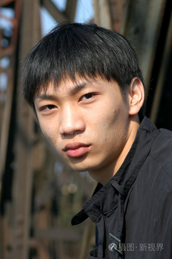 年轻的亚洲人