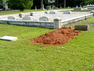 挖掘靴子新坟照片