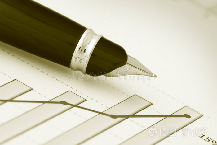 正收益表上的一支笔y