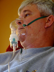 生病的老人吸氧照片