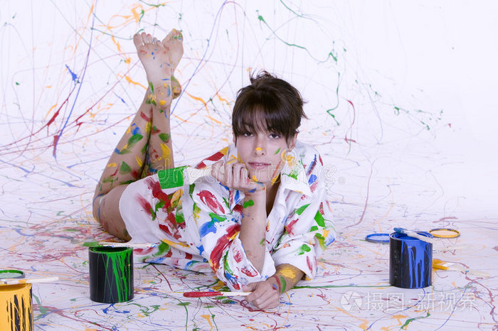 一个漂亮的年轻女子身上涂满了五颜六色的颜料