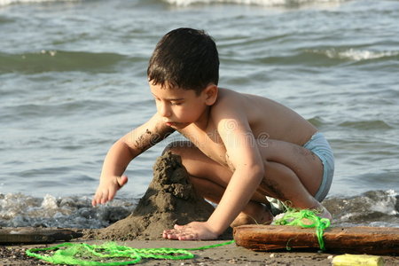 男孩在海滩上玩耍