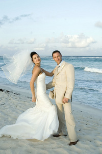 加勒比海海滩婚礼新娘和新郎