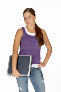 身穿紫色背心腋下夹着笔记本电脑的年轻女子