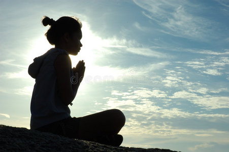 虔诚的祈祷唯美图片