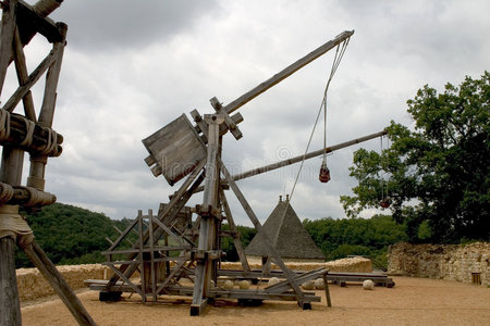 卡斯特罗诺沃法国卡斯特诺的投石机照片