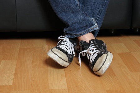 坐在车后挡板上的女人办公桌上脚踝交叉的女商人美腿交叉苗条的双腿