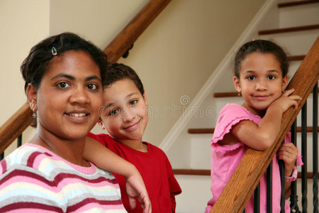 楼梯上的母亲和孩子