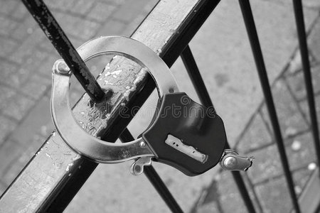 自由让步突破解锁断环链逃逸手动解锁链锁钥匙戴着链子的肌肉男锁链上