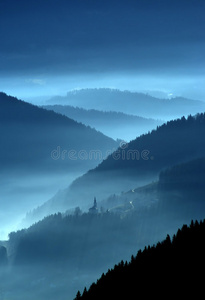 雾中的山谷