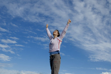 意识丝带手举着手相爱的幸福夫妻成年男子手举名片之类的东西举的手手