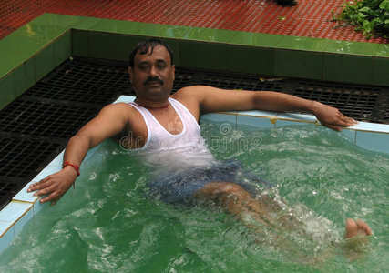 泳池里的男人图片